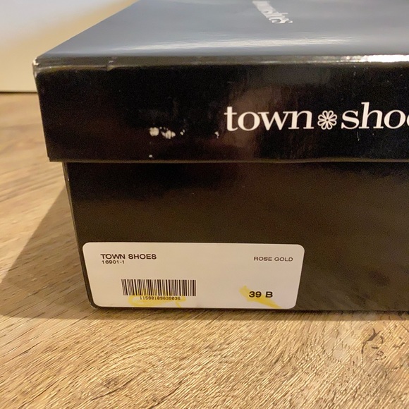 Size 39 (8.5) Rose Gold Heels - Picture 5 of 5